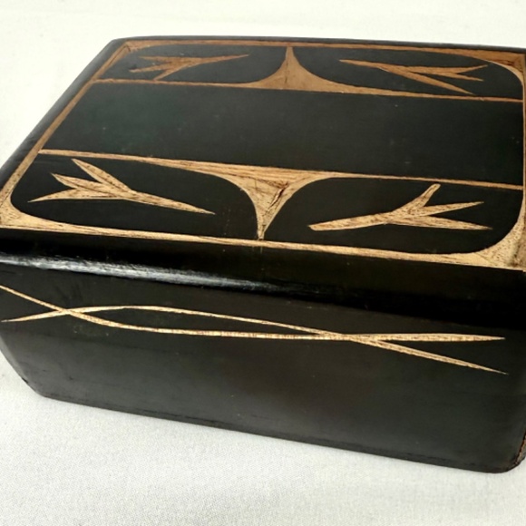Black Hand Carved Exotic Wood Trinket Box 3.5 X 4.5 Unisex Presentation Gift Box - Picture 7 of 10